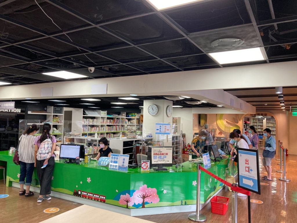 嘉義市各圖書館維持館內容留上限100人，採單一出入口，提供民眾供借還書服務。