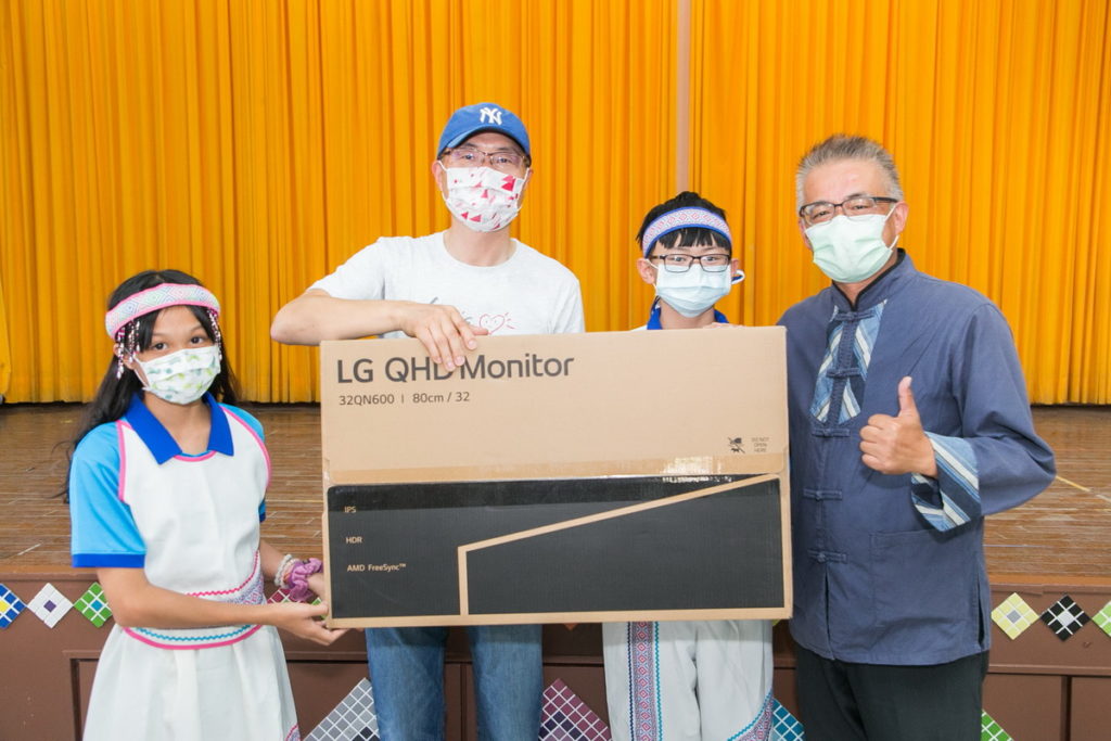 台灣LG電子此次回訪花蓮銅門國小台灣LG電子提供學校32吋IPS 護眼電競顯示器給予學生使用