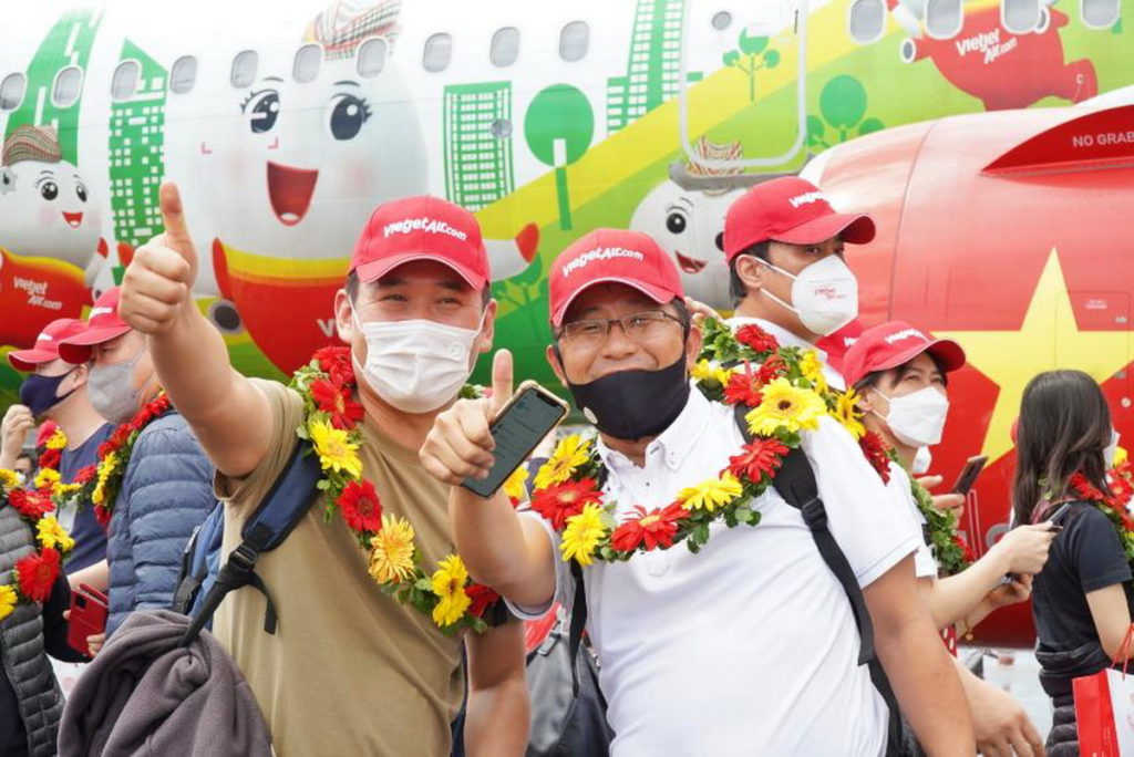 疫苗護照計劃的第一班國際旅遊航班抵達越南富國島