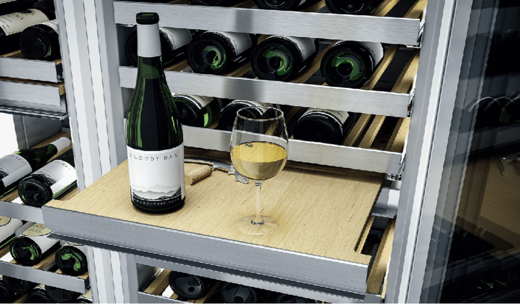 Monolith 酒櫃配備外拉式置物架讓您在整理酒瓶或倒酒時，擁有更方便的空間