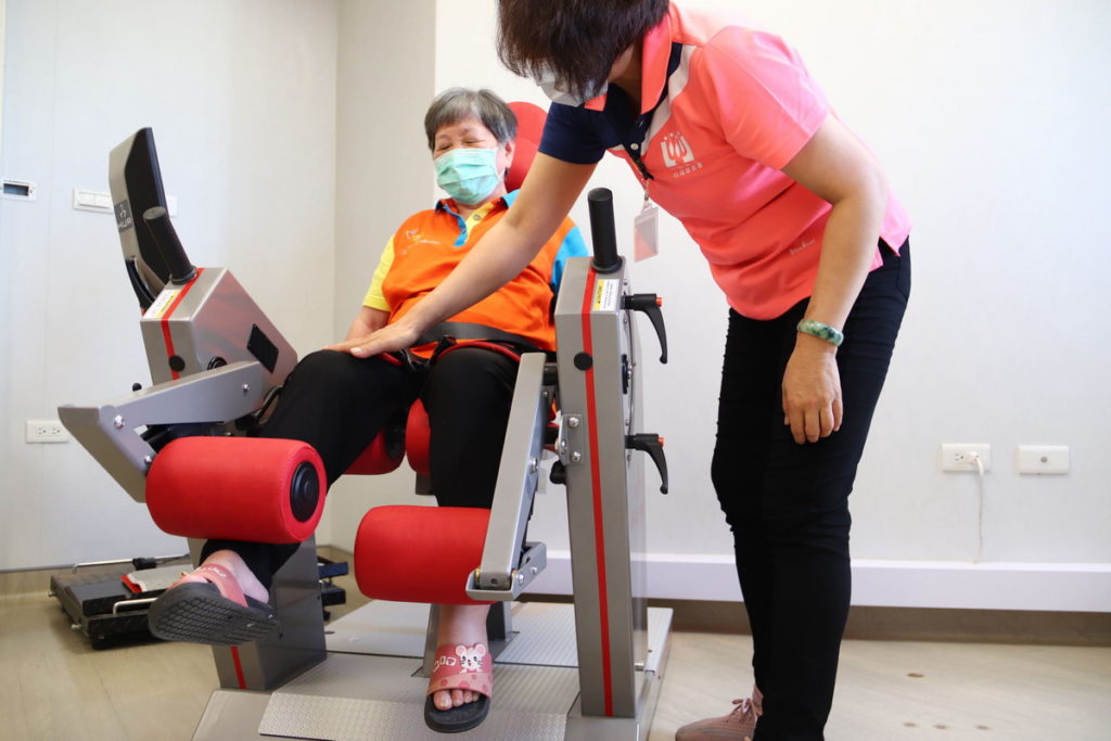 自歐洲引進的HUR運動復健設備是光福多功能日照中心添購的新設備之一，可幫助長輩加強肌力訓練