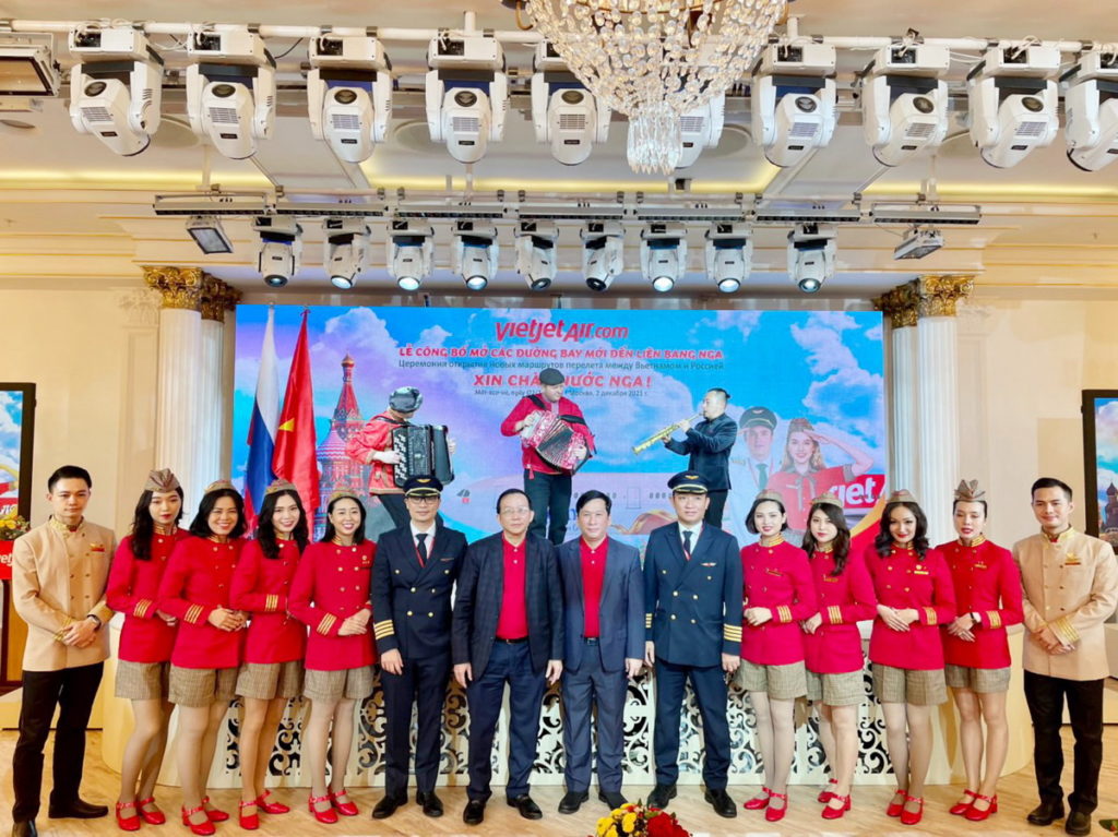 越南國家主席阮春福先生(中)與越捷航空首航的機組人員合照