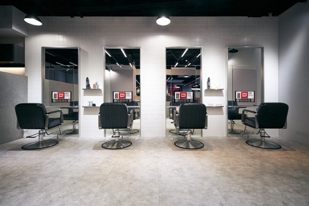 搜賣傳媒目前在全台髮廊設有 6 千台鏡面的數位螢幕 「魔髮鏡」 ，並預計在 2022 年底增至 1 萬台。搜賣傳媒提供