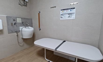 嘉義市東區衛生所首座多功能廁所 全齡友善通用設計 如廁更有尊嚴