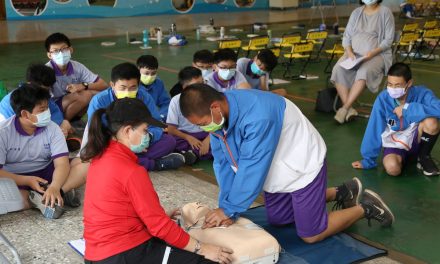 國中新鮮人必學新技能 嘉市國民中學新生CPR、AED研習及認證