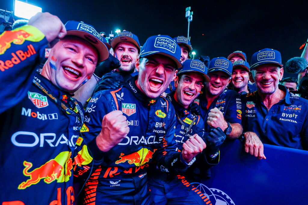 _2023年F1卡達站衝刺賽，Red Bull車隊慶祝荷蘭籍車手Max Verstappen 三度蟬聯世界冠軍佳績（Red Bull提供）
