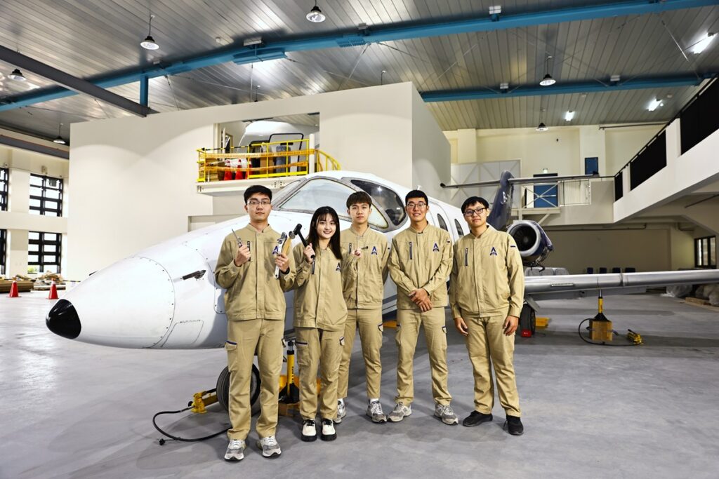 朝陽科大開設STEM領域航空機械系學士後專班，為非理工領域學子創造學習契機，開啟就業新出路。（圖/朝陽科大提供）