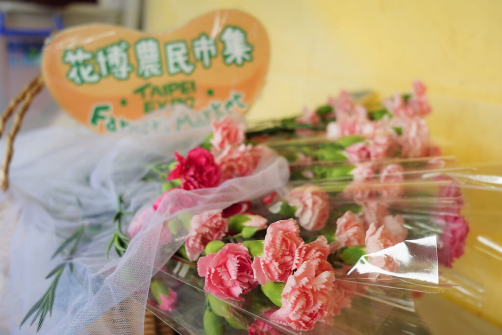 臺北花博農民市集為慶祝母親節特別舉行消費滿額贈康乃馨活動