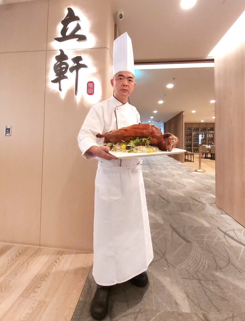 富士大飯店立軒中餐廳行政總主廚伍見朋，擅以在地食材呈現粵菜新貌。