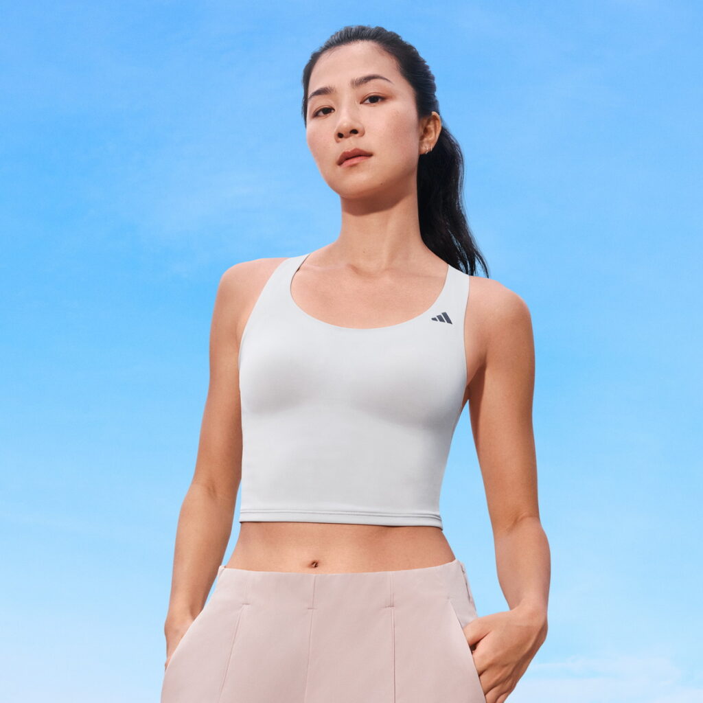 adidas「2 IN 1運動背心」一件即可穿出門成為女性的夏日救星！